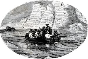 Черно-белое фото. Шлюпка с людьми на воде.
