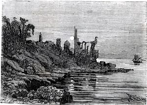 Корабль Черно-белое фото. Корабль плывёт, возле слегка скалистого берега.