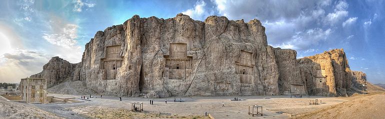Некрополь Накше Рустам находиться в Иране
