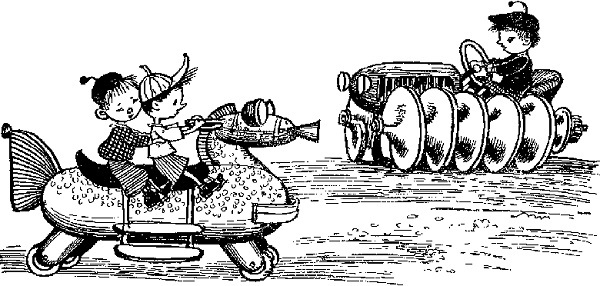 Машины Черно-белое фото. Машины необычные вида, и коротышки за рулём.