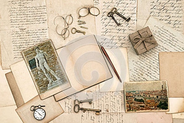 Открытка композиция из предметов домашней библиотеки: лорнеты, фотографии, коробочка, ключи ...
