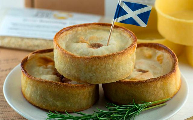 Три шотландских пирога на блюде