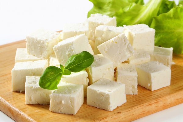 Сыр Фета Сыр Фета нарезанный кубиками на доске