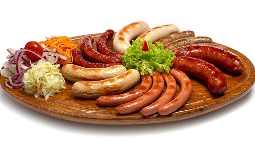 Мясные Сосиски Мясные Сосиски жаренные шесть видов сервированные на круглой доске с овощами
