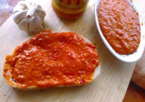 Закуска Лютеница Закуска Лютеница смазанная на кусок батона