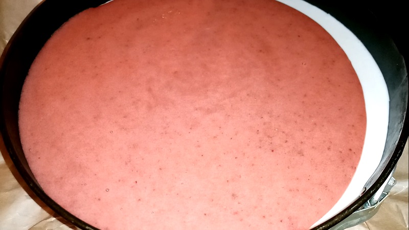 Клубничное пюре Чизкейк залитый клубничным пюре